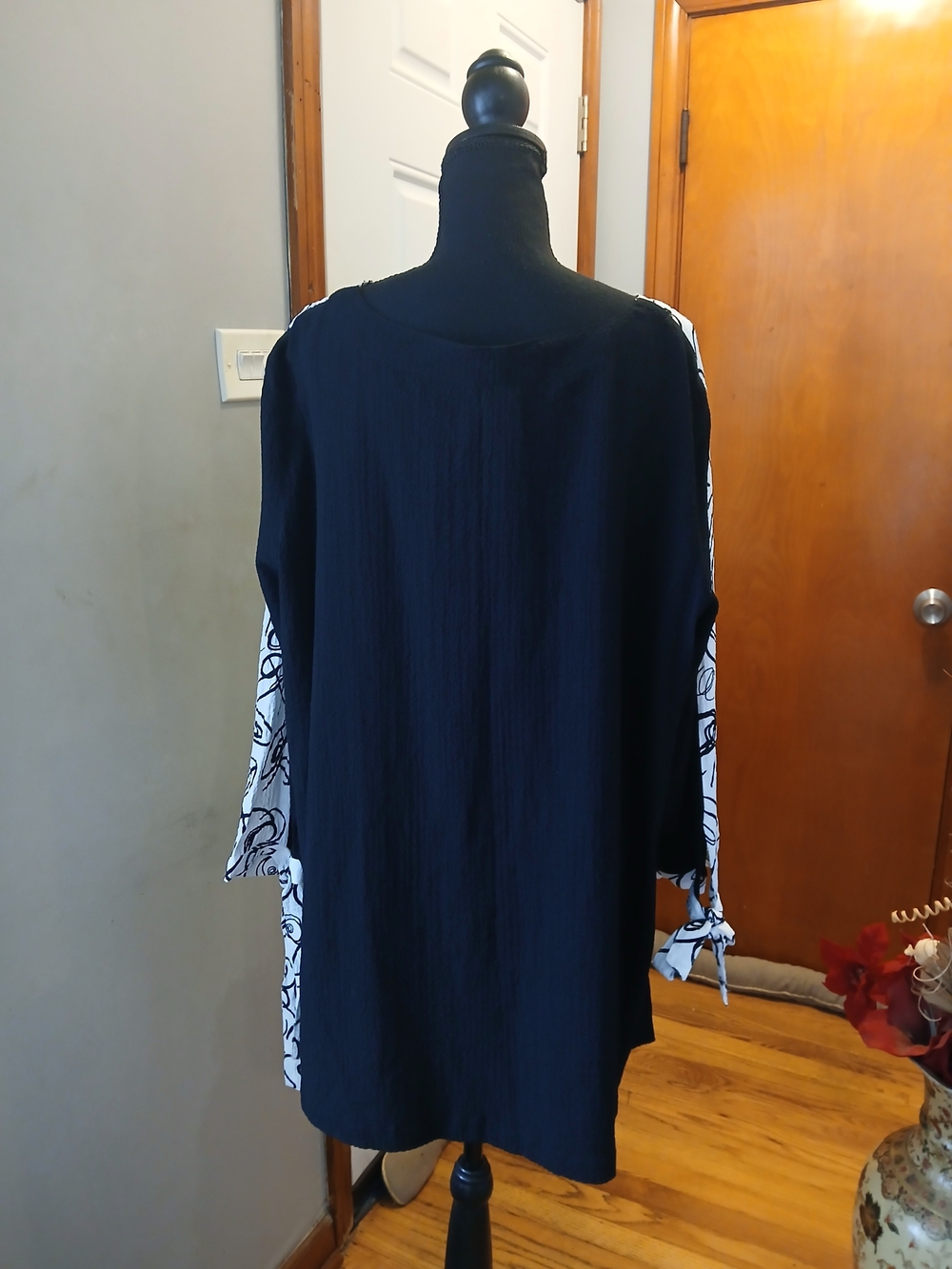 Ali Miles NWT White Tunic Top with Black Abstract Swirl Print Women's 2X - Picture 6 of 8